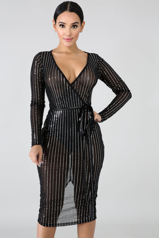 Vestido Escote Profundo con Detalles Perforados - Image 7
