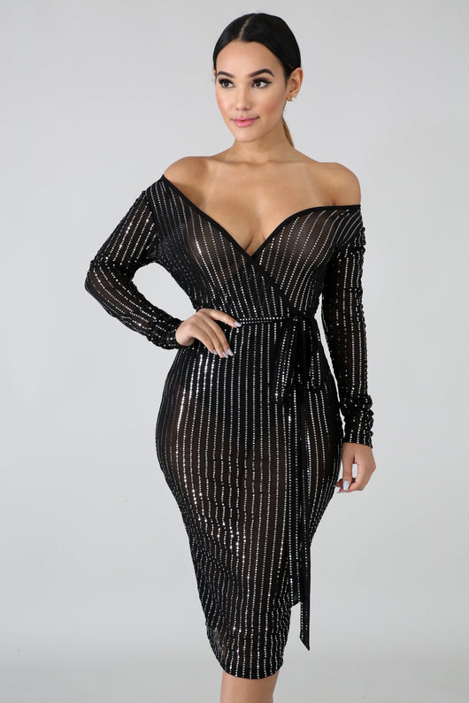 Vestido Escote Profundo con Detalles Perforados - Image 9