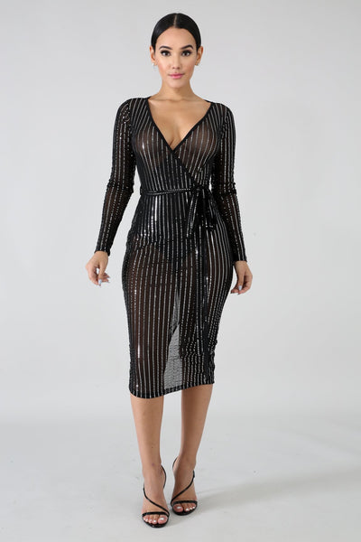 Vestido Escote Profundo con Detalles Perforados - Image 14
