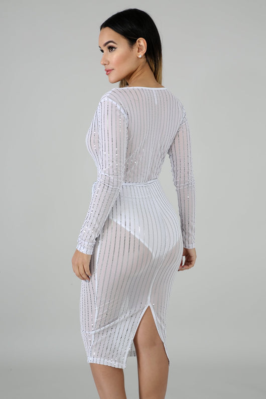 Vestido Escote Profundo con Detalles Perforados - Image 20