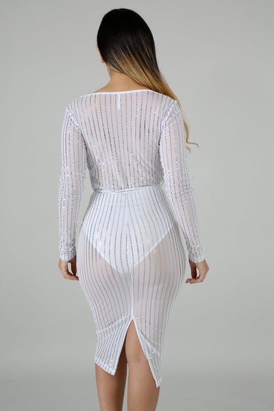 Vestido Escote Profundo con Detalles Perforados - Image 22