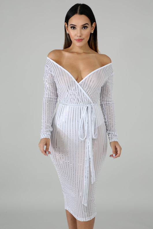 Vestido Escote Profundo con Detalles Perforados - Image 23