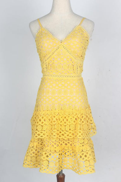 Vestido Escotado Halter con Encaje Elegante - Image 6