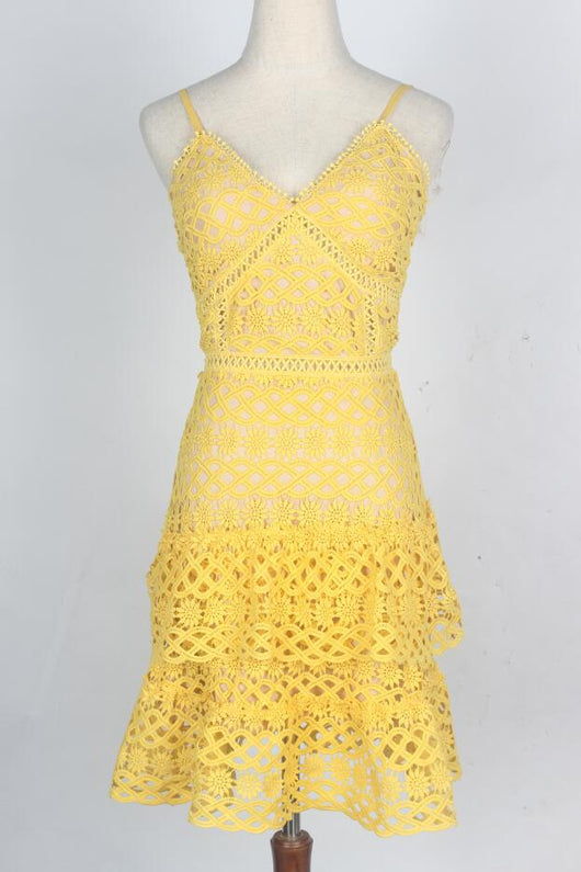 Vestido Escotado Halter con Encaje Elegante - Image 6