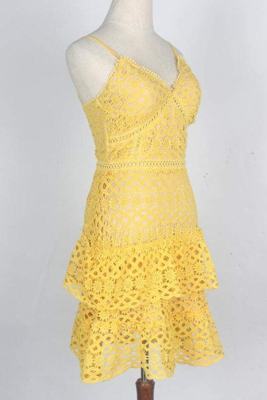 Vestido Escotado Halter con Encaje Elegante - Image 7