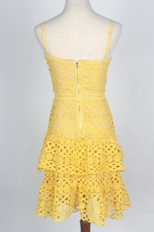 Vestido Escotado Halter con Encaje Elegante - Image 8
