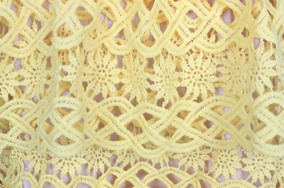 Vestido Escotado Halter con Encaje Elegante - Image 9
