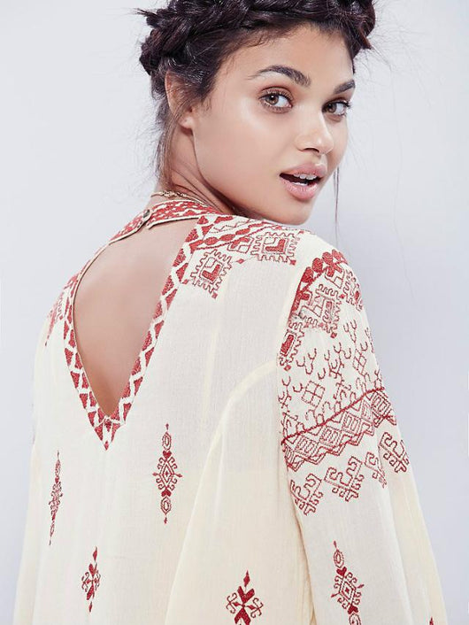 Vestido Slim Escotado con Bordados Elegantes - Image 15