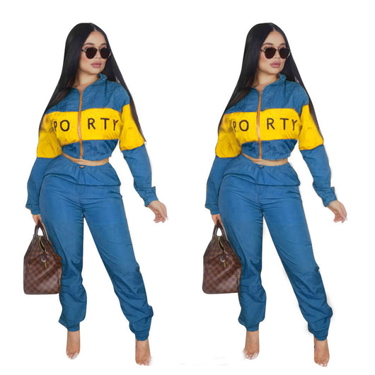 Gabardina con Costuras Bicolor y Estampado de Letras - Image 11