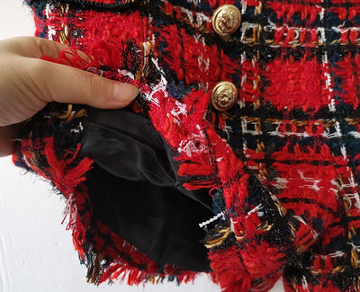 Shorts Tweed Cuadros Rojo y Negro con Botones - Image 9