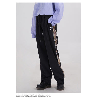 Pantalones Rectos Clásicos con Detalles Bordados Laterales - Image 9