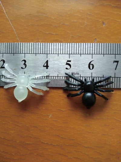 Araña de plástico para Halloween - Image 11