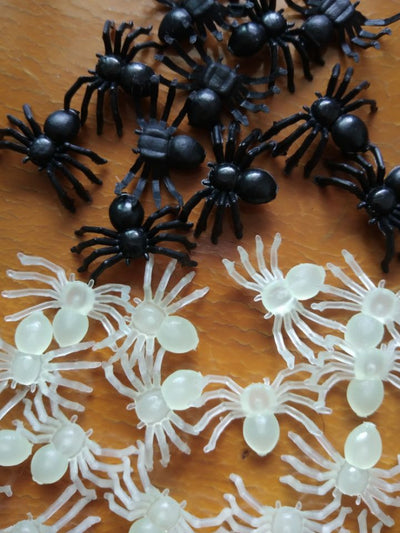 Araña de plástico para Halloween - Image 16