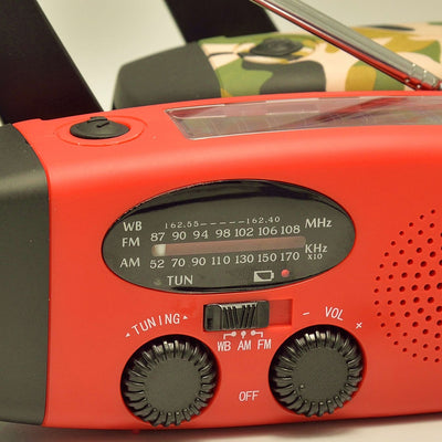 Radio Linterna Multifunción con Carga Solar y Manivela USB - Image 13
