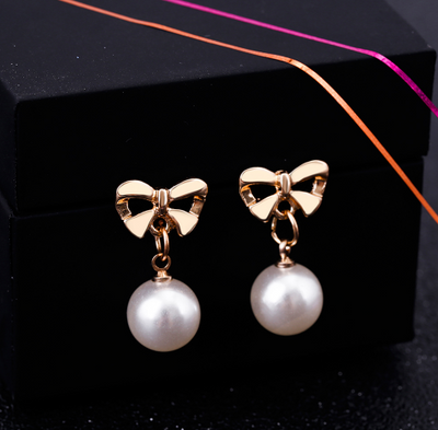 Aretes Elegantes de Corazón con Moño de Circonia y Perla