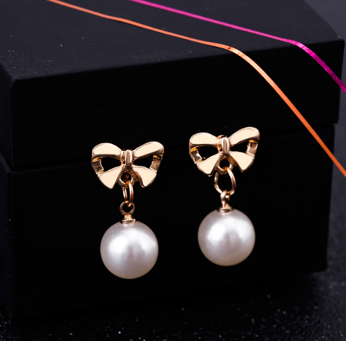 Aretes Elegantes de Corazón con Moño de Circonia y Perla