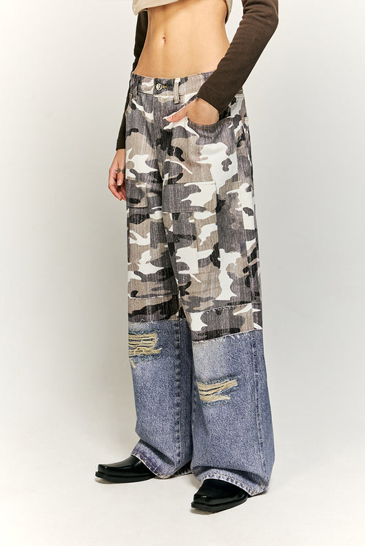 Jeans con Costuras Rotas y Estampado Digital - Image 9