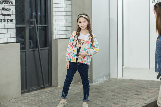 Chaqueta con Capucha y Estampado Moderno - Image 15
