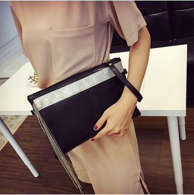 Clutch Sobre Elegante con Borlas - Diseño Minimalista en Negro - Image 7