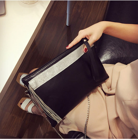 Clutch Sobre Elegante con Borlas - Diseño Minimalista en Negro - Image 8