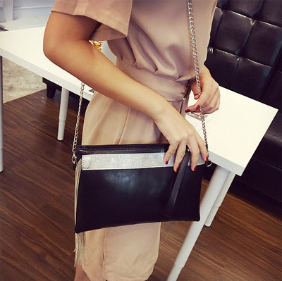 Clutch Sobre Elegante con Borlas - Diseño Minimalista en Negro - Image 9