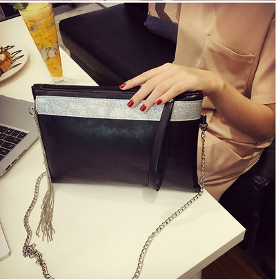 Clutch Sobre Elegante con Borlas - Diseño Minimalista en Negro - Image 10