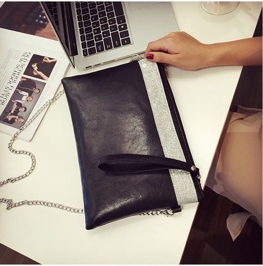 Clutch Sobre Elegante con Borlas - Diseño Minimalista en Negro - Image 11