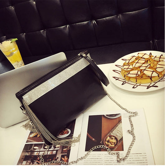Clutch Sobre Elegante con Borlas - Diseño Minimalista en Negro - Image 12