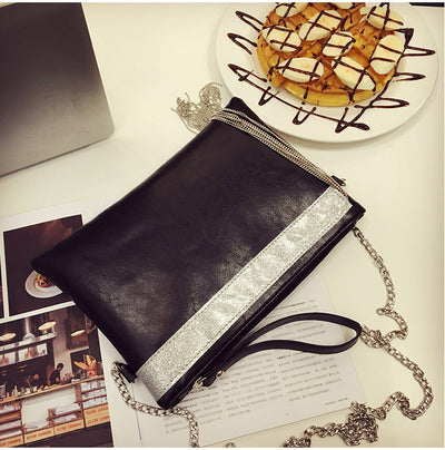 Clutch Sobre Elegante con Borlas - Diseño Minimalista en Negro - Image 14