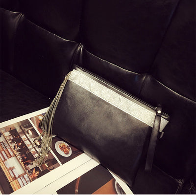 Clutch Sobre Elegante con Borlas - Diseño Minimalista en Negro - Image 15
