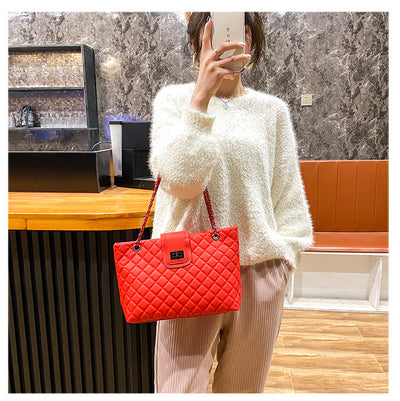 Bolsa de Hombro Grande con Cadena Dorada - Estilo Trendy Multiusos - Image 9