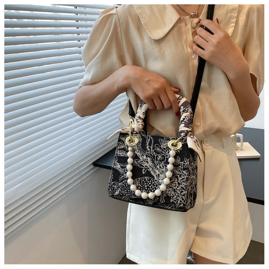 Bolso Diagonal Elegante con Perla y Diseño Asimétrico - Image 9
