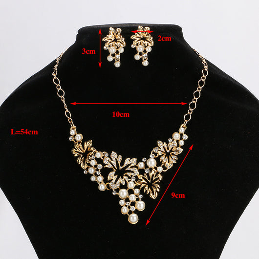 Gold-toned heart-shaped necklace and dangle earrings set with clear rhinestones and faux pearls. - Image 18