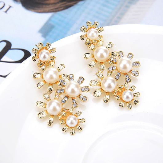 Gold-toned heart-shaped necklace and dangle earrings set with clear rhinestones and faux pearls. - Image 21