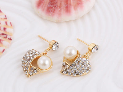 Gold-toned heart-shaped necklace and dangle earrings set with clear rhinestones and faux pearls. - Image 26