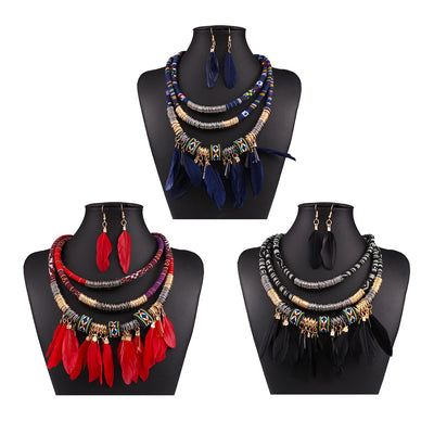 Conjunto de Collar y Aretes con Borlas de Pluma - Image 6