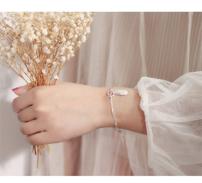 Pulsera Colgante de Pluma y Fresa - Image 7