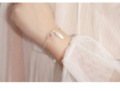 Pulsera Colgante de Pluma y Fresa - Image 8