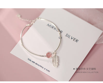 Pulsera Colgante de Pluma y Fresa - Image 9