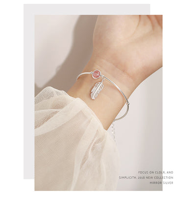 Pulsera Colgante de Pluma y Fresa - Image 12
