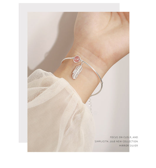Pulsera Colgante de Pluma y Fresa - Image 12