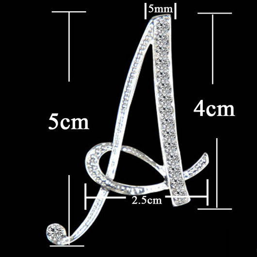 Broche de letra con diamantes - Image 6