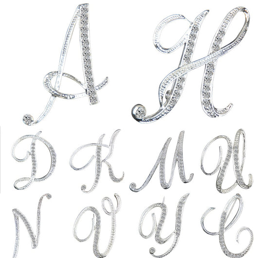 Broche de letra con diamantes - Image 10