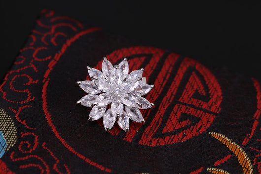 Broche Pequeño de Piedra Cristal Camelia - Image 6