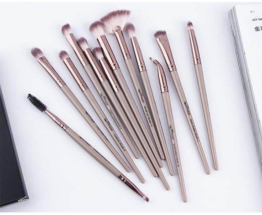 Set de 12 Brochas de Maquillaje Profesional - Sombras, Iluminador y Cejas - Image 7