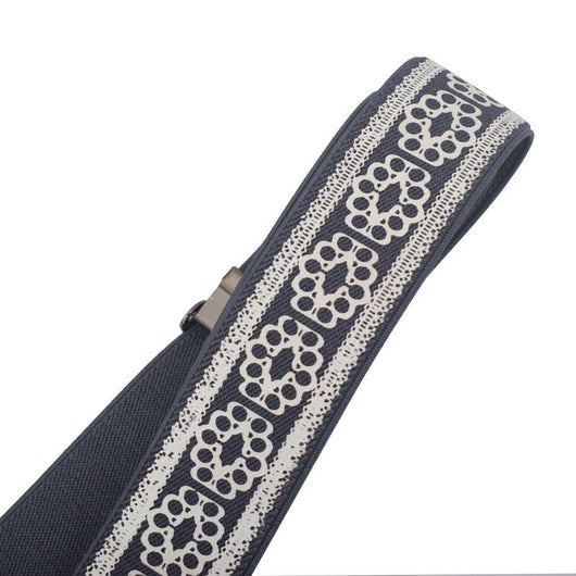 Beige elastic no-buckle belt with adjustable clips, designed for an invisible and comfortable fit. - Image 5