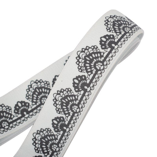Beige elastic no-buckle belt with adjustable clips, designed for an invisible and comfortable fit. - Image 6