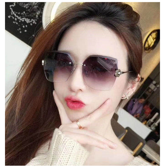 Woman wearing oversized hexagonal rimless sunglasses with gradient lenses and a black leather newsboy cap. - Image 13