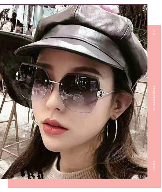 Woman wearing oversized hexagonal rimless sunglasses with gradient lenses and a black leather newsboy cap. - Image 15