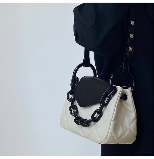Bolso Cuadrado Pequeño con Cadena de Una Sola Asa - Image 18